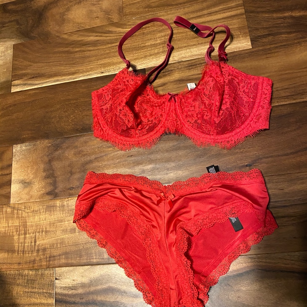 Victoria’s Secret 34DD bra, small panties NWT